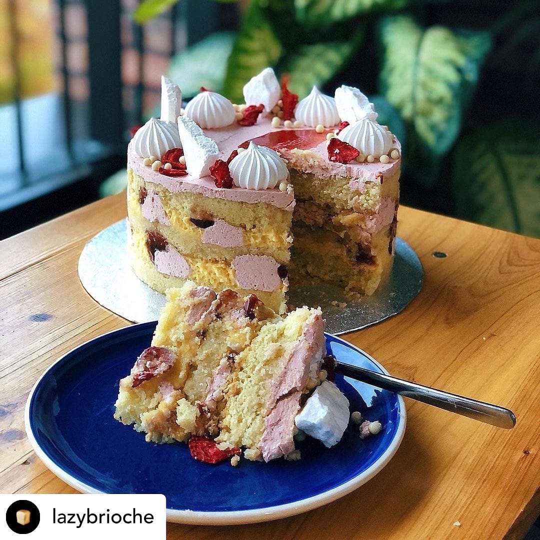 Strawberry Eat-On Mess Cake - Image 4