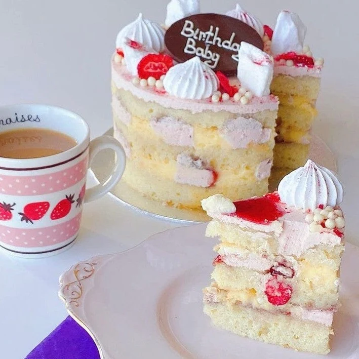 Strawberry Eat-On Mess Cake - Image 5