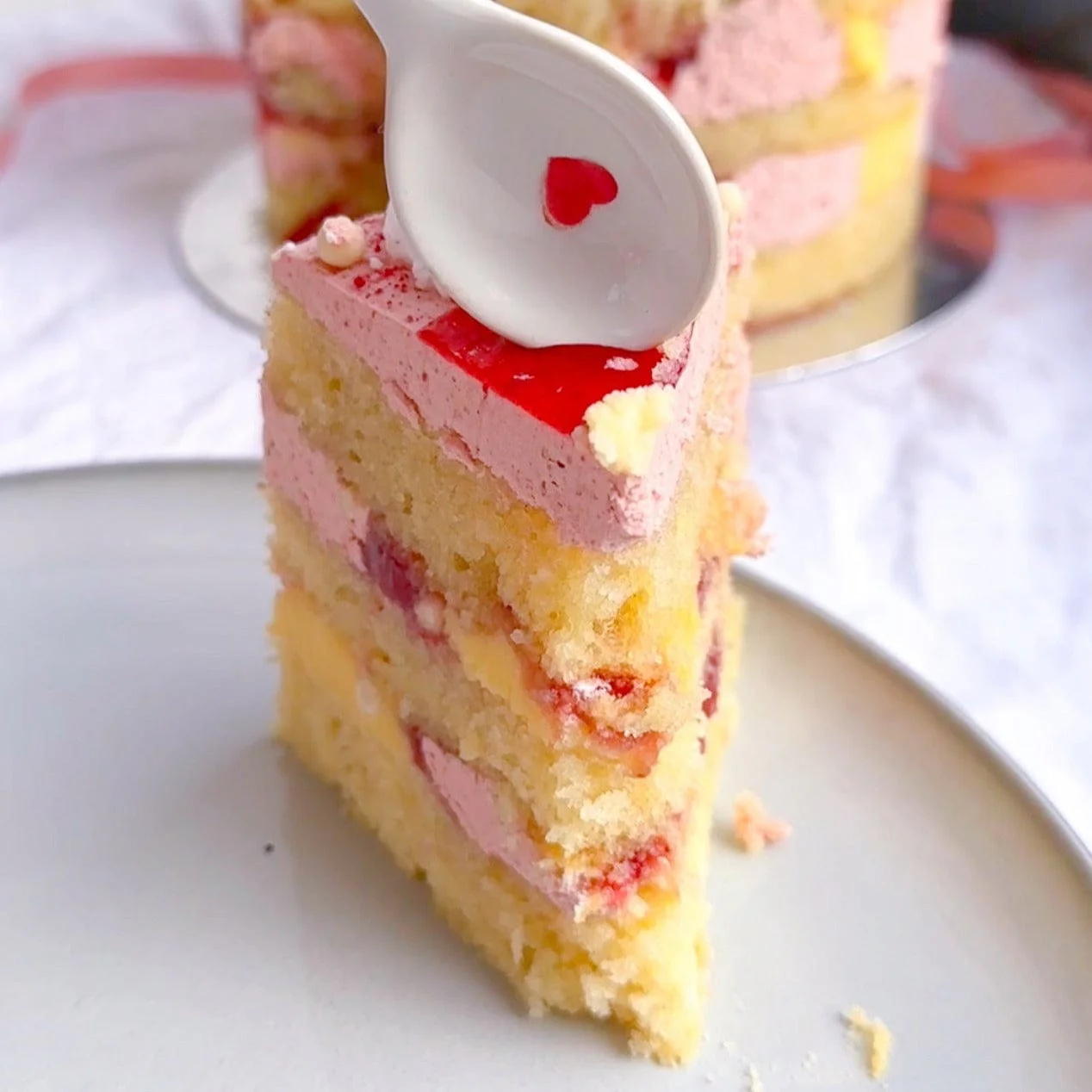Strawberry Eat-On Mess Cake - Image 6