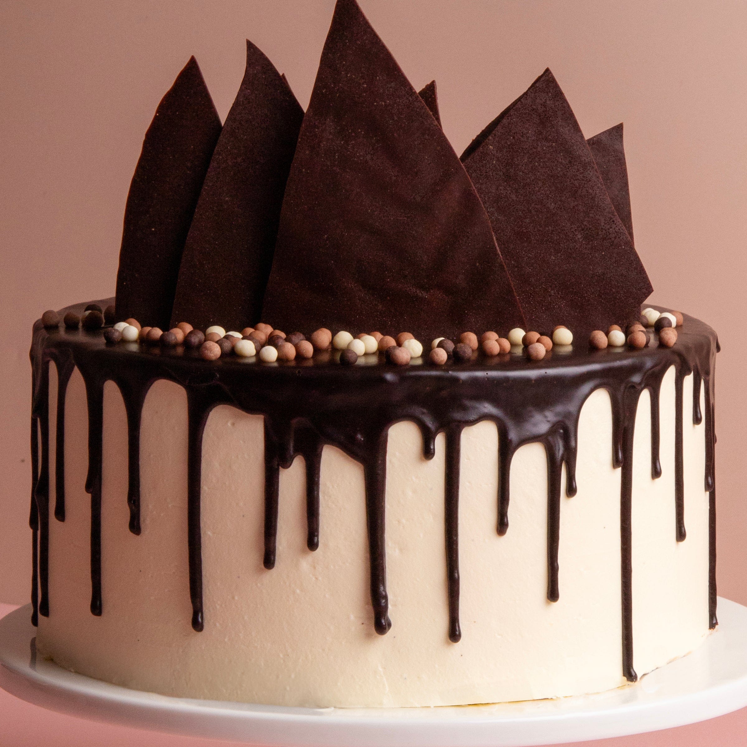 Macaron Drip Cake - Image 3