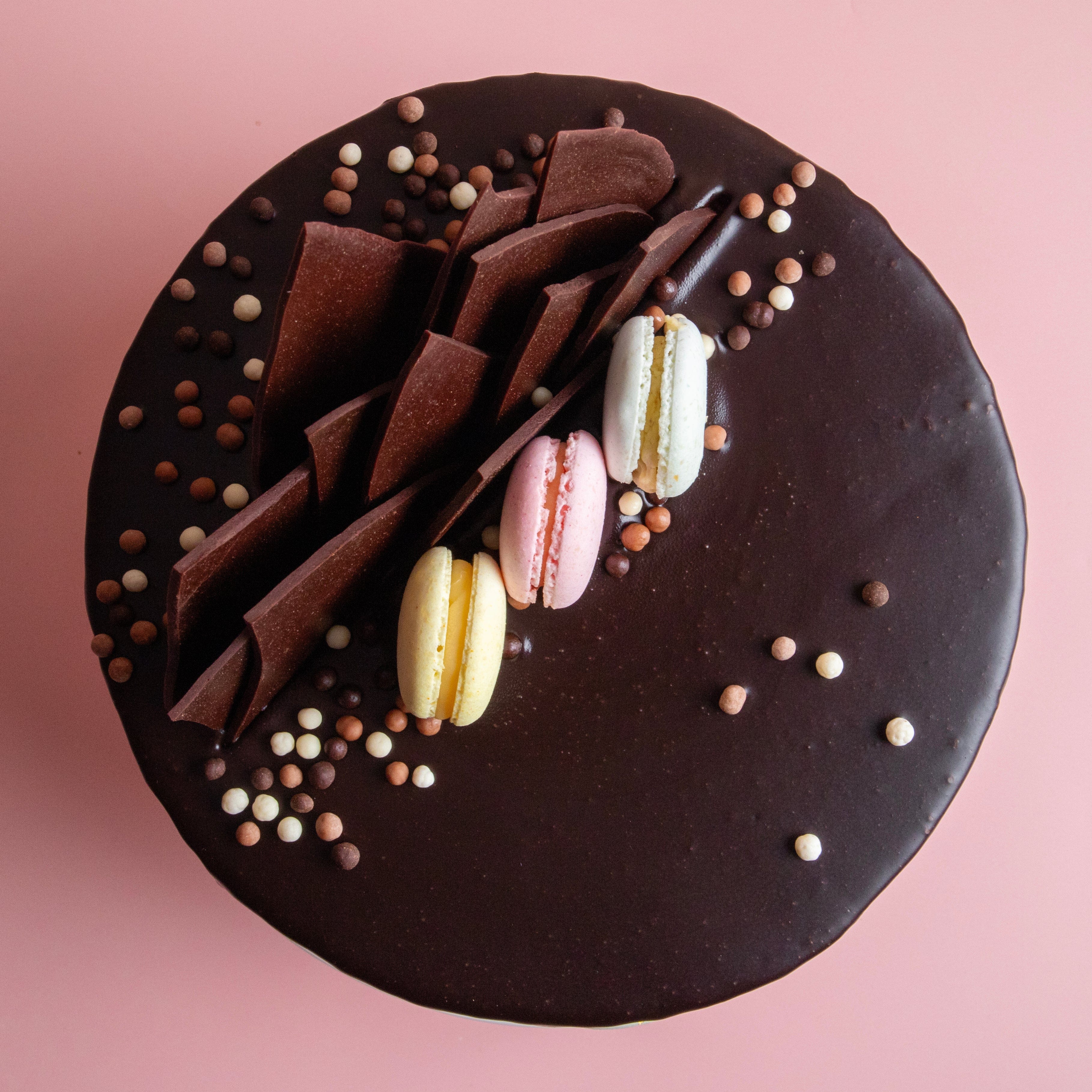 Macaron Drip Cake - Image 4